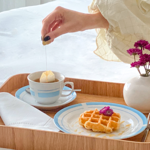 Set 04 Xícaras Chá com Pires Porcelana Filetes Azul - Imagem 3